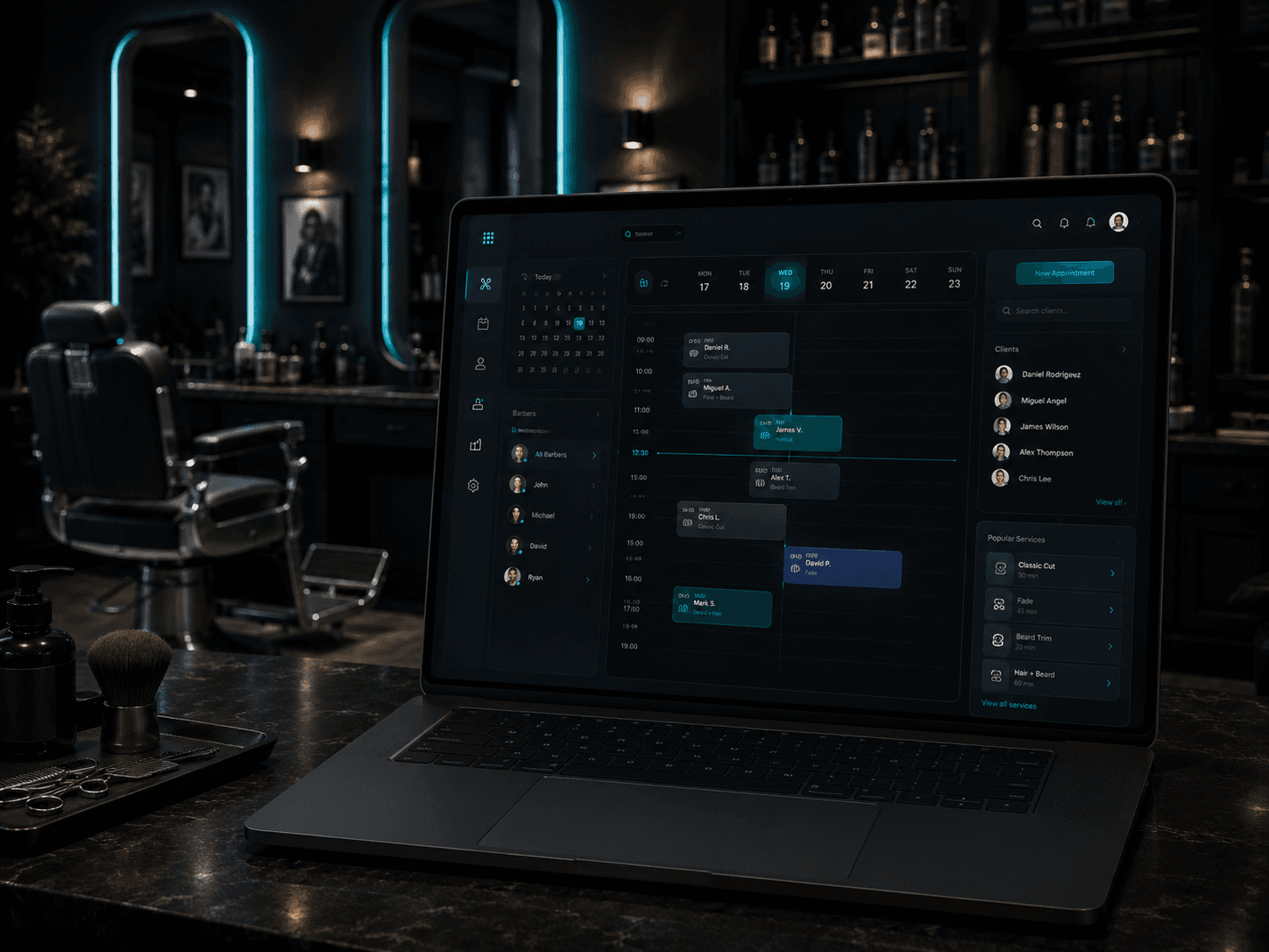Laptop en una barbería moderna mostrando el sistema de reservas con calendario de citas, barberos y clientes.